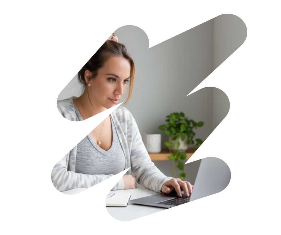 La fondatrice de Ruva Creations accompagnant un client dans la création de son site web professionnel à Sherbrooke et Estrie