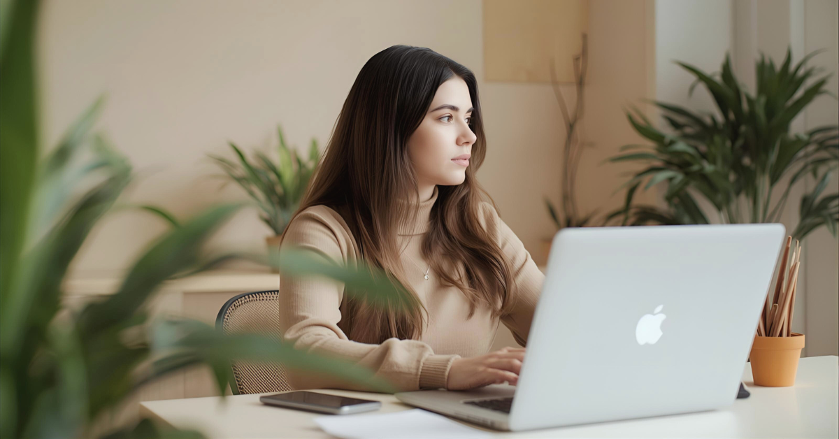 Une jeune femme dans un bureau minimaliste