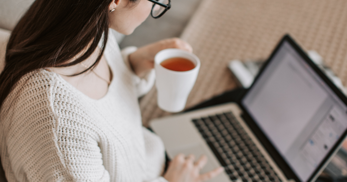 Femme travaillant sur son ordinateur pour structurer son contenu web